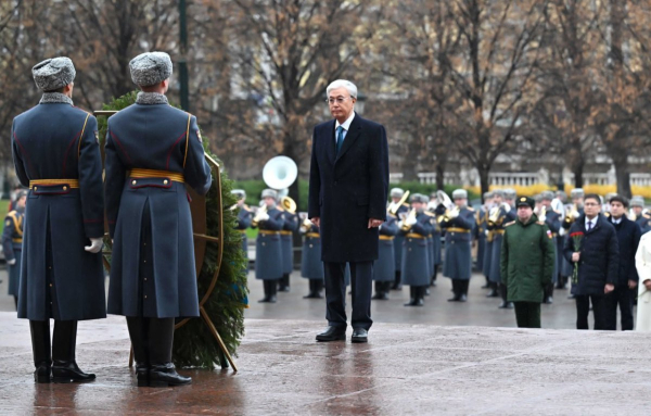 Токаев возложил цветы к мемориалу “Могила неизвестного солдата” в Москве