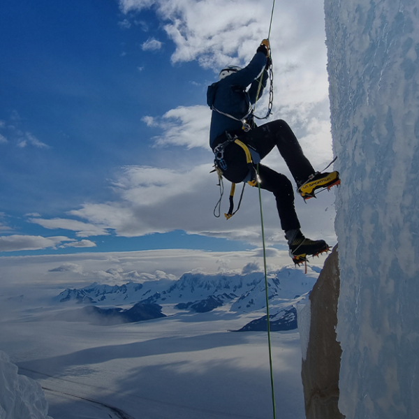 «В горах невозможно надеть маску — там тяжело, холодно, больно и проявляются внутренние качества»