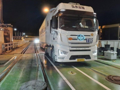 Китайские грузовики впервые отправили паромом из Актау в Европу