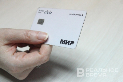 Россияне стали реже расплачиваться за товары банковскими картами