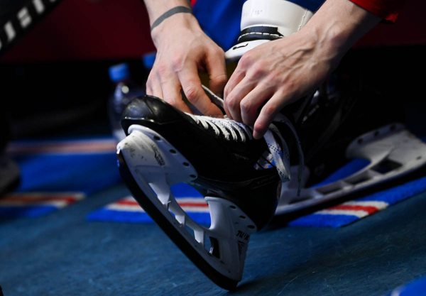 Фигурист Малинин назвал честью получить в подарок от Овечкина желтые шнурки