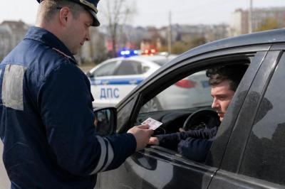 Водителям объяснили, можно ли пересекать сплошную разметку, если она стерлась