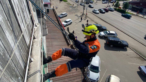 Вновь через окно: спасатели МЧС помогли пожилой женщине