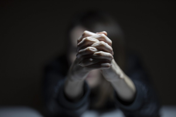 Девушку раздели догола, пытали и резали ножом в России