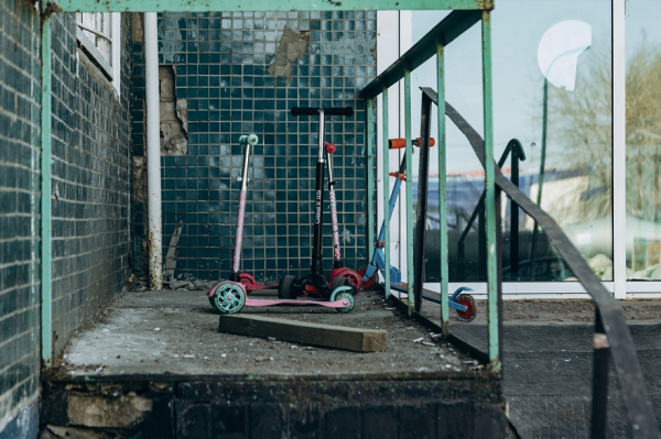 В Челнах во дворе дома водитель сбил ребенка на самокате