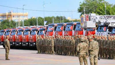 Глава МЧС вручил актюбинским спасателям спецтехнику и ключи от служебных квартир