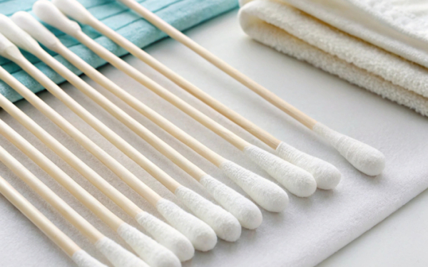 Чистка ушей ватными палочками может вызвать проблемы со слухом