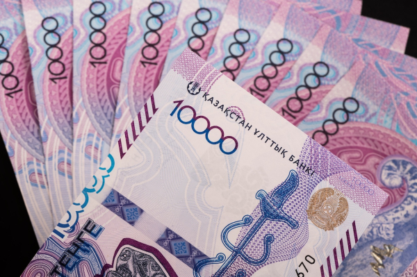 Тенге укрепляется, но риски девальвации сохраняются