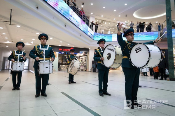 Военный оркестр Росгвардии устроил флешмоб в ТЦ Казани ко Дню 8 Марта