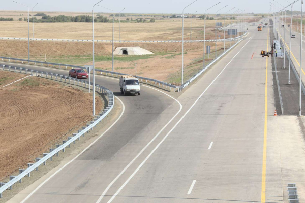 Участок дороги в СКО перекрыли из-за непогоды и загруженности