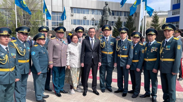 Военнослужащие теробороны приняли участие в возложении цветов к памятнику Алие Молдагуловой