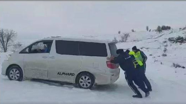 Полицейские помогли заблудившемуся водителю грузовика