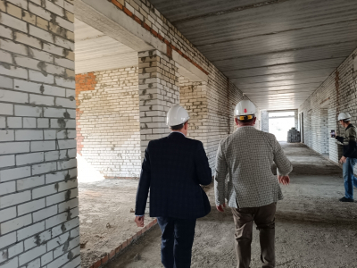 Высотка в Новосибирске накренилась и может упасть на соседний дом: жильцов расселяют