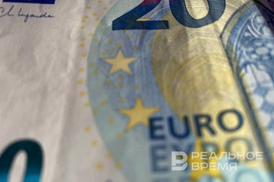 Евро подорожал более чем на два рубля, юань с долларом также продолжают расти