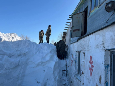 Военнослужащие Национальной гвардии проводят активные противопаводковые мероприятия