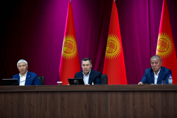 Президент раскритиковал депутатов за мелкие вопросы в Жогорку Кенеше