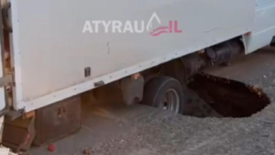 Дорога обвалилась прямо под колесами авто в Атырауской области (видео)