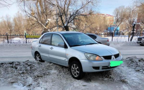 Народный репортер. Горы снега с дороги не дают заехать во двор