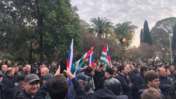 Протесты в Абхазии: произошла стрельба при попытке захвата гостелекомпании