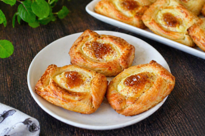 Творожные лодочки из слоёного теста леплю за 5 минут: гора вкусняшек из пачки теста