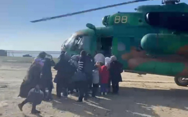 Более 20 детей вывезли вертолетом из окруженного водой поселка в Иргизском районе