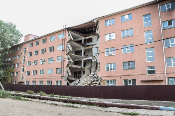 В Атырау обрушилась часть здания университетского общежития