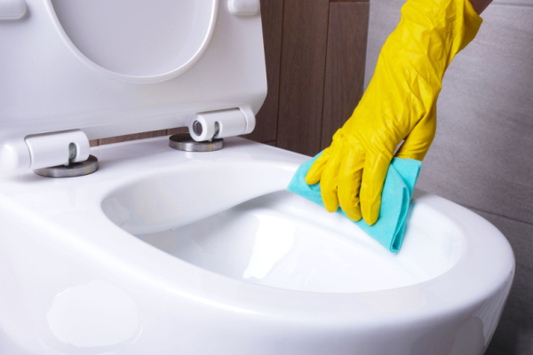 Засыпаю соль в унитаз раз в неделю &mdash; запаха и налета как не бывало