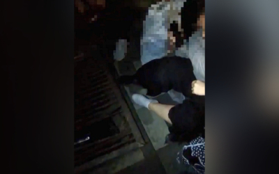 Нога девушки застряла в решетке водоотводной системы в центре Актобе