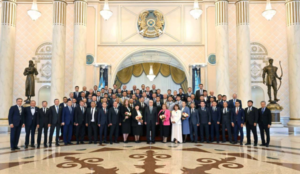 Президент наградил казахстанцев, участвовавших в противопаводковых мероприятиях