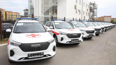 В Актобе медицинским организациям вручили автомобили и ключи от квартир – врачам