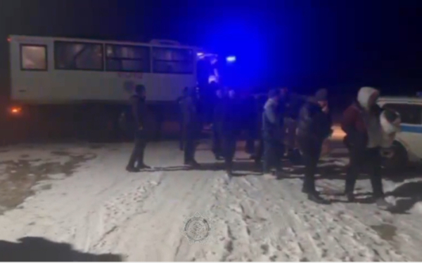 48 человек эвакуировали из автобуса на трассе в Актюбинской области