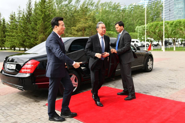 Глава МИД Китая прибыл в Астану