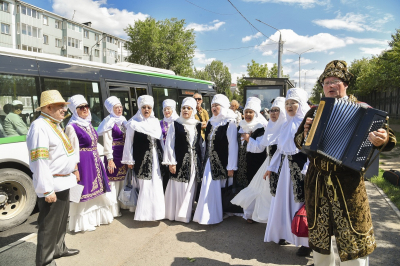 В автобусе Астаны пели песни и читали стихи Абая