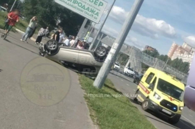 Авто с женщиной за рулем перевернулось на крышу на проспекте Победы в Казани