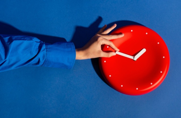 Почему время ускоряется после 30: ученый объяснил феномен и рассказал, как его замедлить