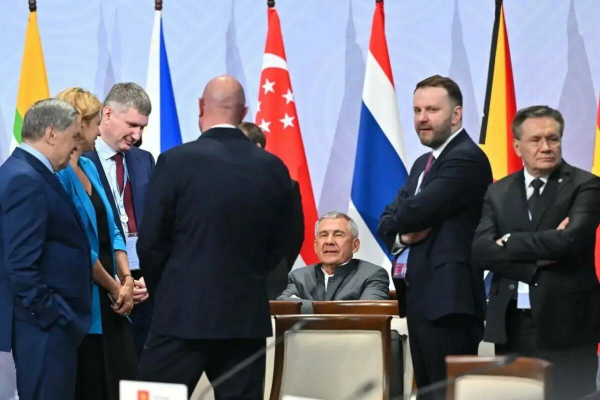 Татарстан &ndash; центр международной дипломатии: опубликовано фото Раиса РТ на фоне флагов АСЕАН