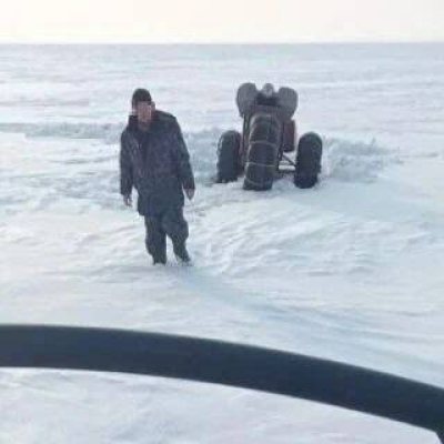 В Тукаевском районе спасатели помогли рыбаку, чей самодельный трицикл застрял на льду