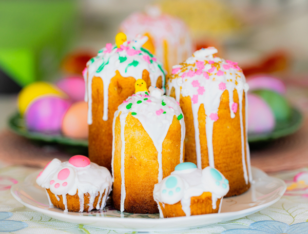 Милонов призвал учить школьников печь куличи и расписывать яйца перед Пасхой