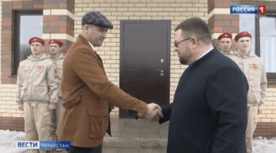 Ключи от нового дома вручили Герою России Расиму Баксикову