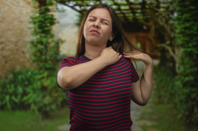 Врач объяснила, почему у женщин появляется &laquo;вдовий горб&raquo;