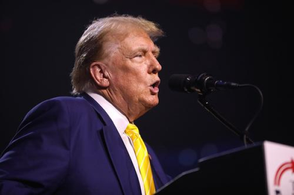 Трамп заявил, что военные и вооружения США пока останутся у иранских границ