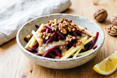 Свекла &laquo;по-ленивому&raquo; зашла на ура &mdash; салат, который сметают первым и просят рецепт