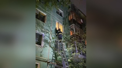 В Астане спасатели сняли с окна малыша, оставшегося дома одного