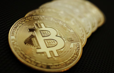 Биткоин в плюсе почти на 8% за неделю: что дальше
