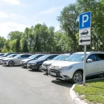 Машину заблокировали на парковке: эксперт рассказал, как сообщить об этом водителю