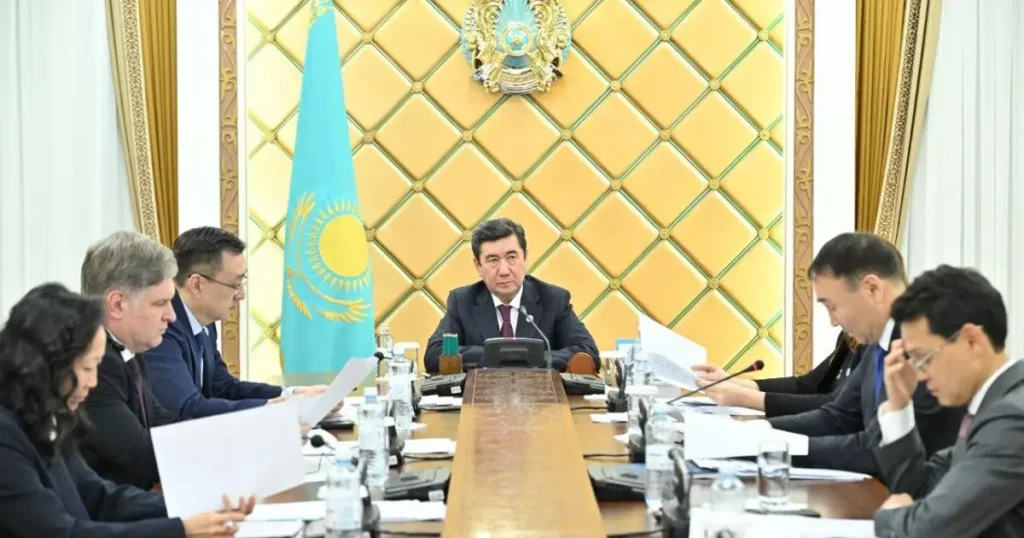 Ерлан Қошанов Халық Кеңесі Төралқасының алғашқы отырысын өткізді