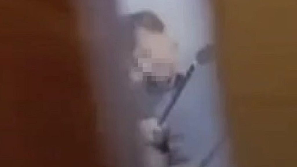 “Баланы аяусыз ұрды”: Жамбыл облысында желідегі видеодан кейін мұғалім ұсталды