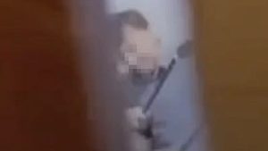 “Баланы аяусыз ұрды”: Жамбыл облысында желідегі видеодан кейін мұғалім ұсталды