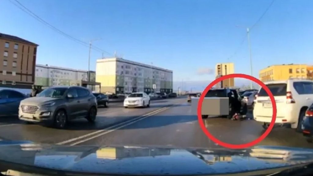 Көкшетауда бала жүріп бара жатқан көліктен құлап кетті (видео)