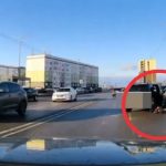 Көкшетауда бала жүріп бара жатқан көліктен құлап кетті (видео)
